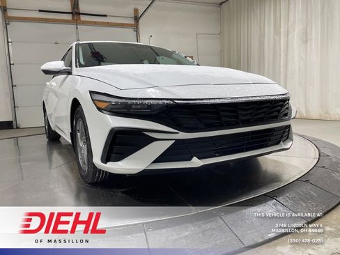 Used 2024 Hyundai Elantra SE image 1