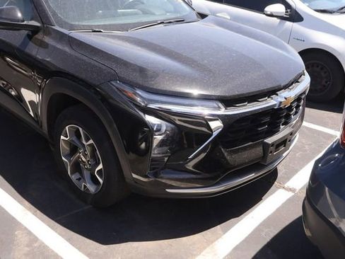 Used 2025 Chevrolet Trax LT w/ LT Convenience Package FWD image 2