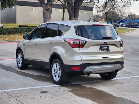 Used 2017 Ford Escape SE image 3