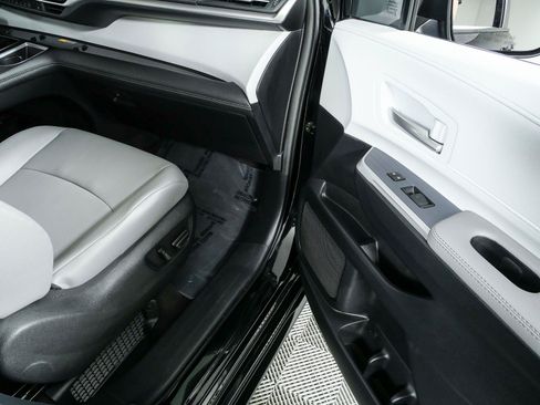 Used 2025 Toyota Sienna XLE w/ XLE Plus Package FWD image 24