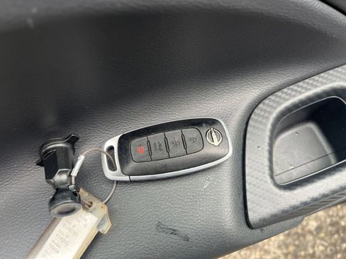 Used 2025 Nissan Versa SV FWD image 21