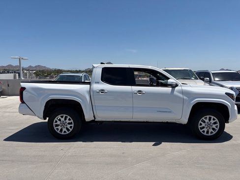 Used 2025 Toyota Tacoma SR5 AWD/4WD image 3