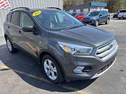 Used 2017 Ford Escape SE w/ Equipment Group 201A AWD/4WD image 3