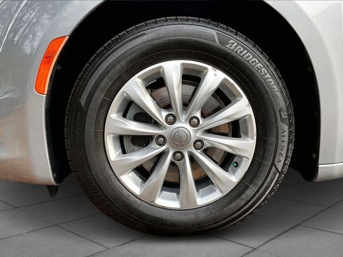 Used 2017 Chrysler Pacifica Touring-L image 9