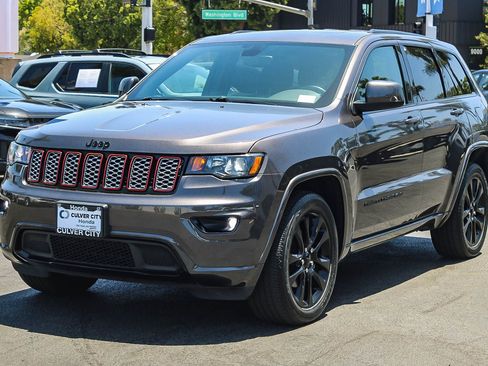 Used 2020 Jeep Grand Cherokee Altitude RWD image 3