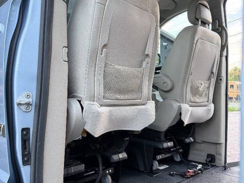 Used 2013 Chrysler Town & Country Touring FWD image 19