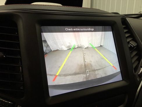 Used 2021 Jeep Cherokee Trailhawk w/ Sun & Sound Group AWD/4WD image 26
