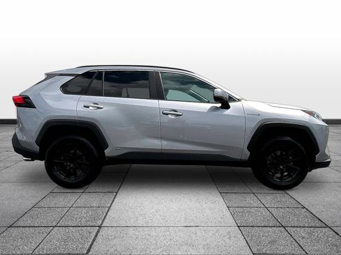 Used 2020 Toyota RAV4 XLE AWD/4WD image 4