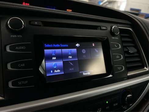 Used 2019 Toyota Highlander LE AWD/4WD image 29