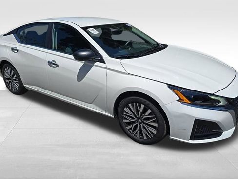 Used 2025 Nissan Altima 2.5 SV FWD image 1