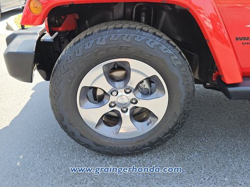 Used 2017 Jeep Wrangler Unlimited Sahara AWD/4WD image 9