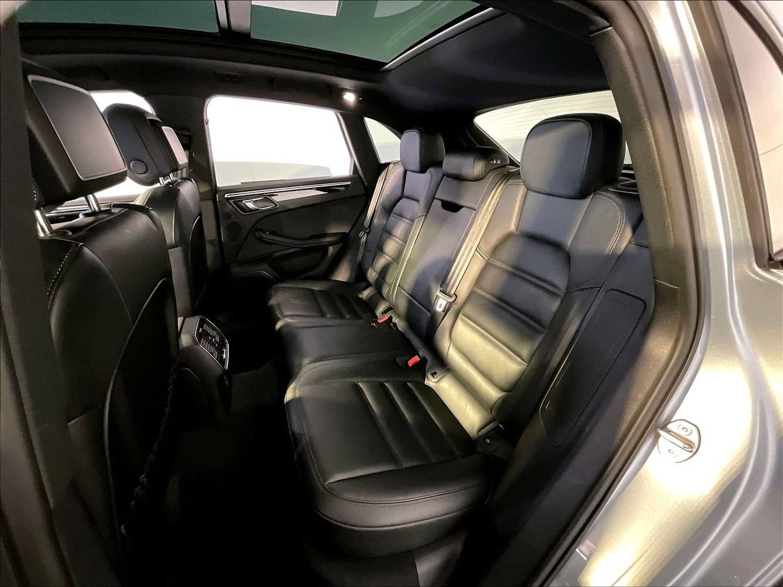 Certified 2023 Porsche Macan AWD/4WD image 24