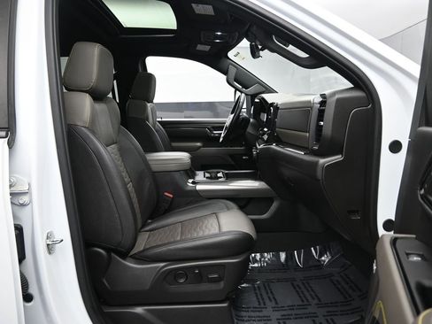 Used 2024 Chevrolet Silverado 2500 ZR2 w/ Technology Package image 32