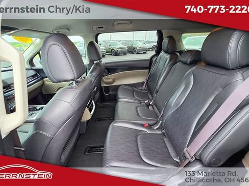 Used 2025 Kia Carnival FWD image 23