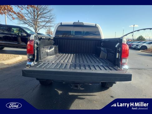 Used 2018 Toyota Tacoma SR5 image 32