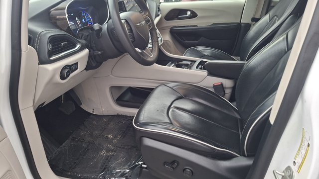 Used 2023 Chrysler Pacifica Limited FWD image 9