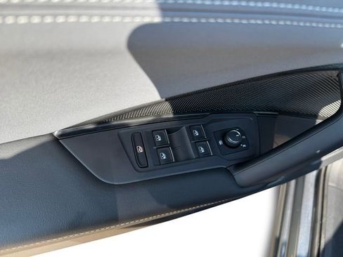 New 2025 Volkswagen Tiguan SE image 18