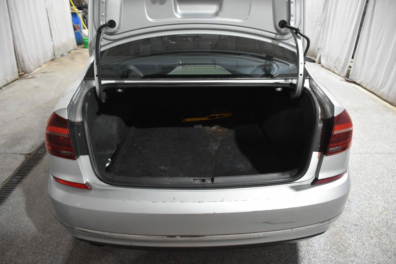 Used 2017 Volkswagen Passat 1.8T SE FWD image 22