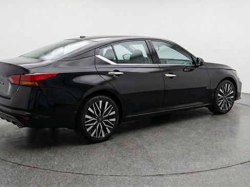 Used 2025 Nissan Altima 2.5 SV FWD image 9