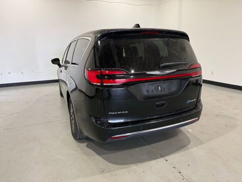 Used 2023 Chrysler Pacifica Touring-L image 7