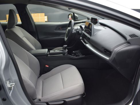 Used 2025 Toyota Prius LE image 10