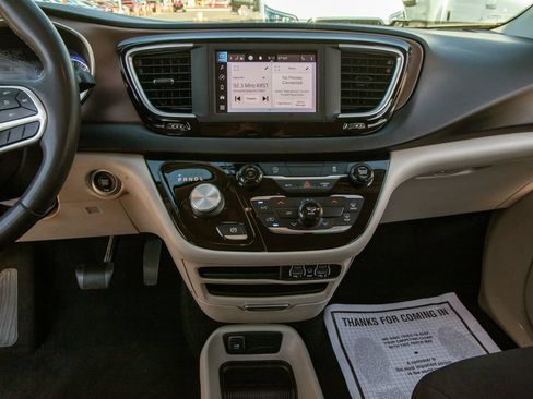Used 2022 Chrysler Voyager LX FWD image 15