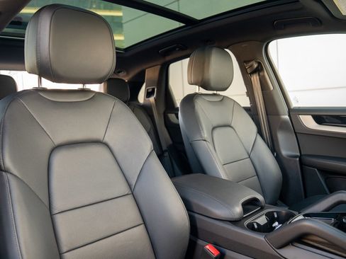 Used 2025 Porsche Cayenne image 25