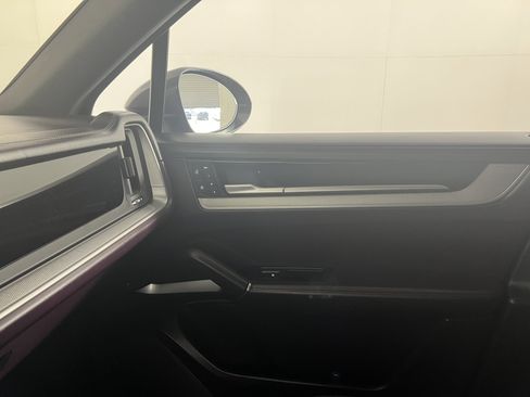 Certified 2025 Porsche Cayenne E-Hybrid AWD/4WD image 14