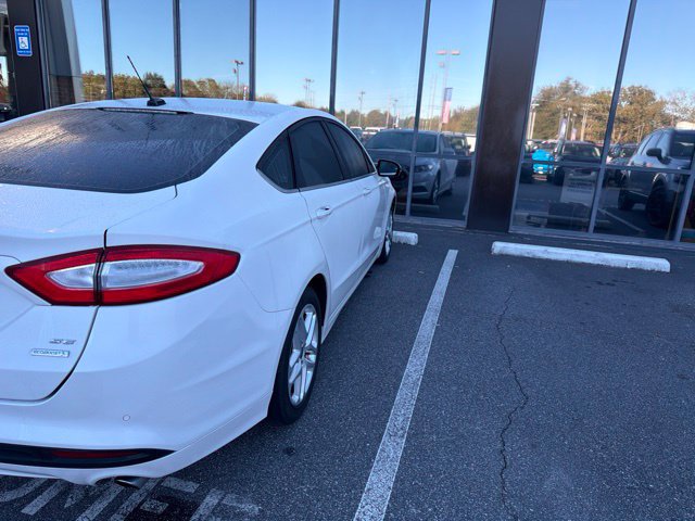 Used 2015 Ford Fusion SE FWD image 3