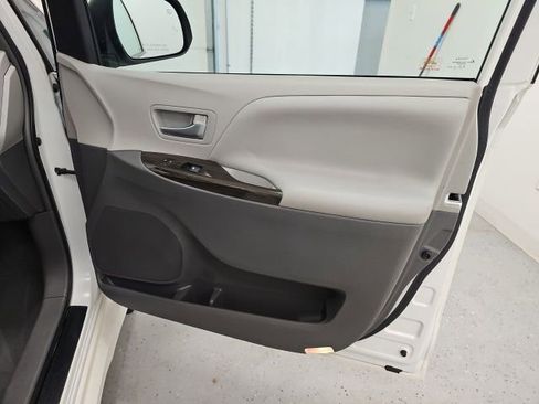 Used 2019 Toyota Sienna XLE w/ XLE Navigation Package image 37