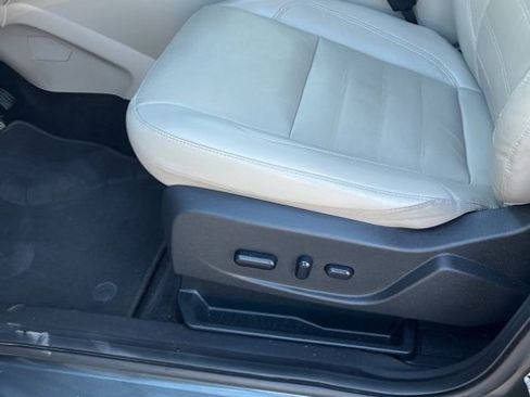 Used 2019 Ford Escape Titanium image 11