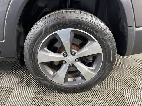 Used 2019 Jeep Cherokee Limited image 11