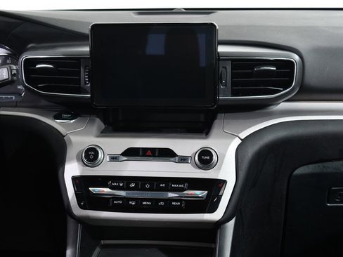 Used 2023 Ford Explorer XLT w/ Equipment Group 202A image 9