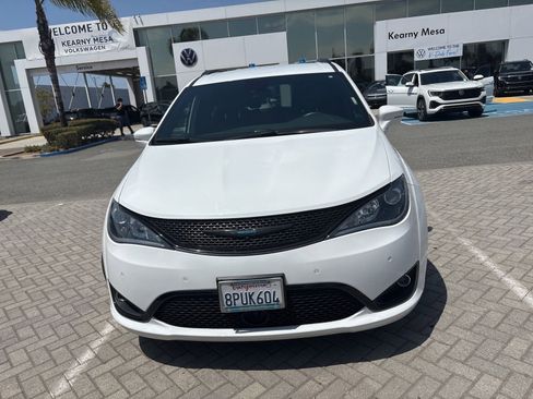 Used 2020 Chrysler Pacifica Limited w/ Advanced Safetytec Group FWD image 3