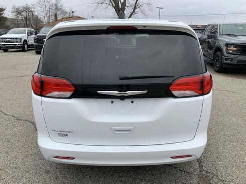 Used 2023 Chrysler Voyager LX image 9
