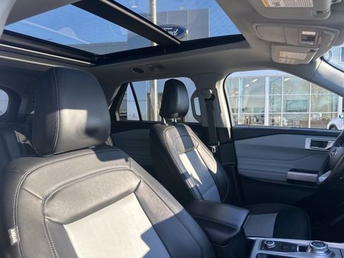 Used 2022 Ford Explorer XLT w/ Equipment Group 202A image 9