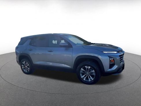 Used 2025 Chevrolet Equinox LT image 2