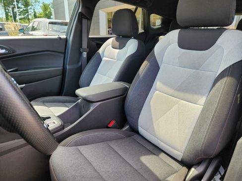 Used 2024 Chevrolet Trax RS w/ Sunroof Package FWD image 7
