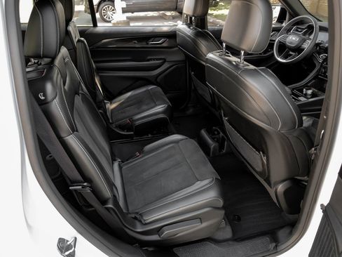 Used 2023 Jeep Grand Cherokee L Laredo image 47