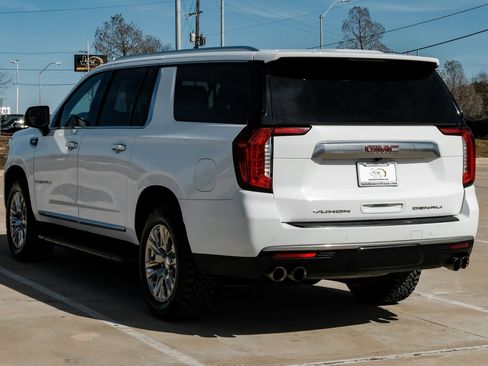 Used 2021 GMC Yukon XL Denali image 9
