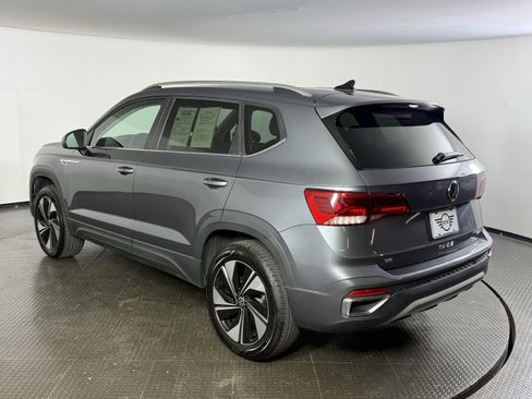 Used 2024 Volkswagen Taos SE w/ Panoramic Sunroof Package image 6