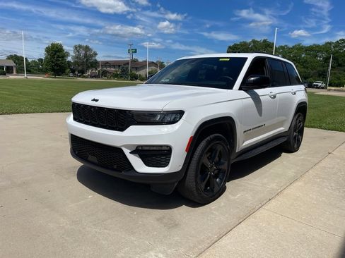 Used 2024 Jeep Grand Cherokee Limited w/ Luxury Tech Group II AWD/4WD image 2