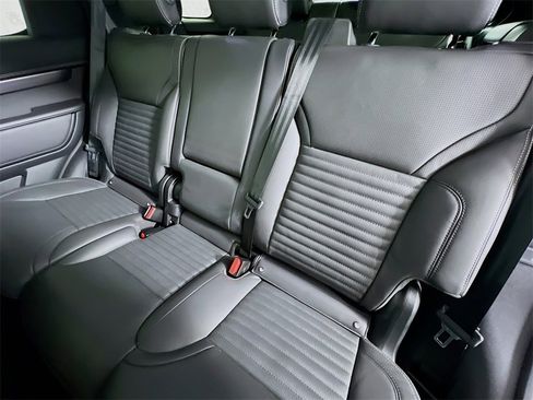 Used 2025 Land Rover Discovery Metropolitan Edition image 26