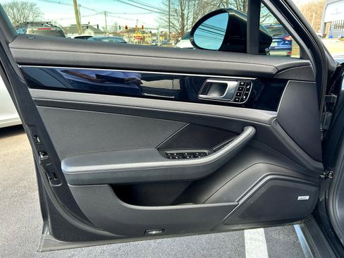 Used 2017 Porsche Panamera 4 image 30