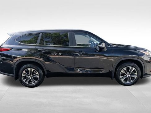 Used 2023 Toyota Highlander XLE AWD/4WD image 4