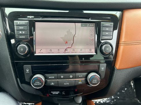 Used 2019 Nissan Rogue SL w/ Premium Package AWD/4WD image 2