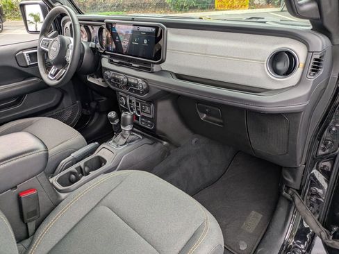 Used 2024 Jeep Wrangler Sahara image 30