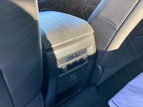 Used 2021 Chevrolet Traverse LT image 10