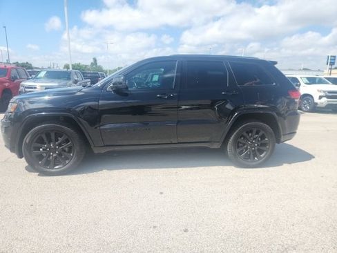 Used 2018 Jeep Grand Cherokee Altitude AWD/4WD image 5