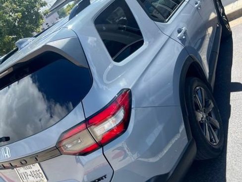 Used 2025 Honda Pilot Sport image 4